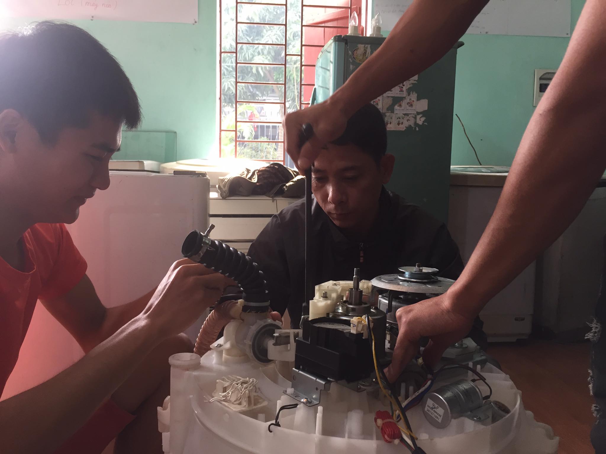 Học Viên Thực Hành Sửa Máy Giặt