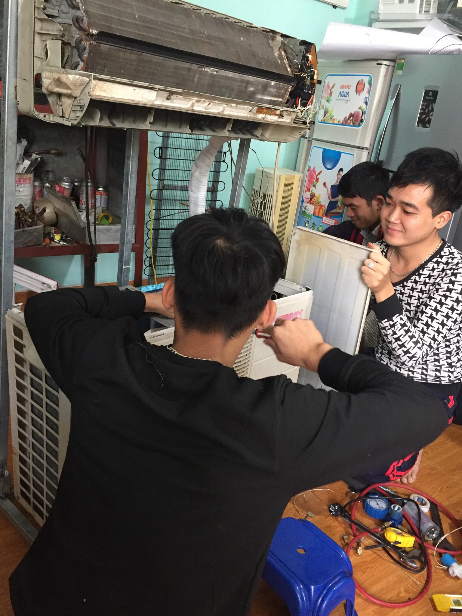 Học Viên Thực Hành Sửa Điều Hòa