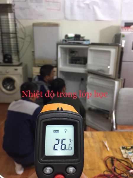 Học Viên Thực Hành Sửa Tủ Lạnh